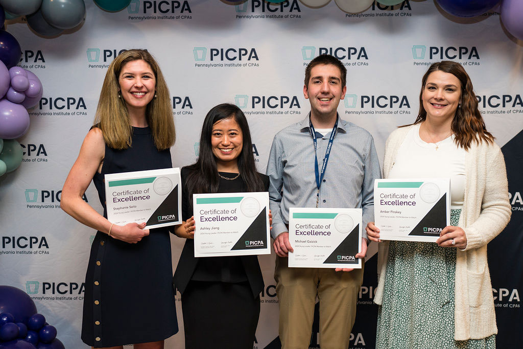 4 award recipients holding their certificate