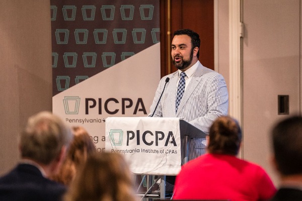 Sen. Nick Pisciottano speaking at a podium