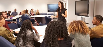 A guest CPA speaks to a classroom of college students
